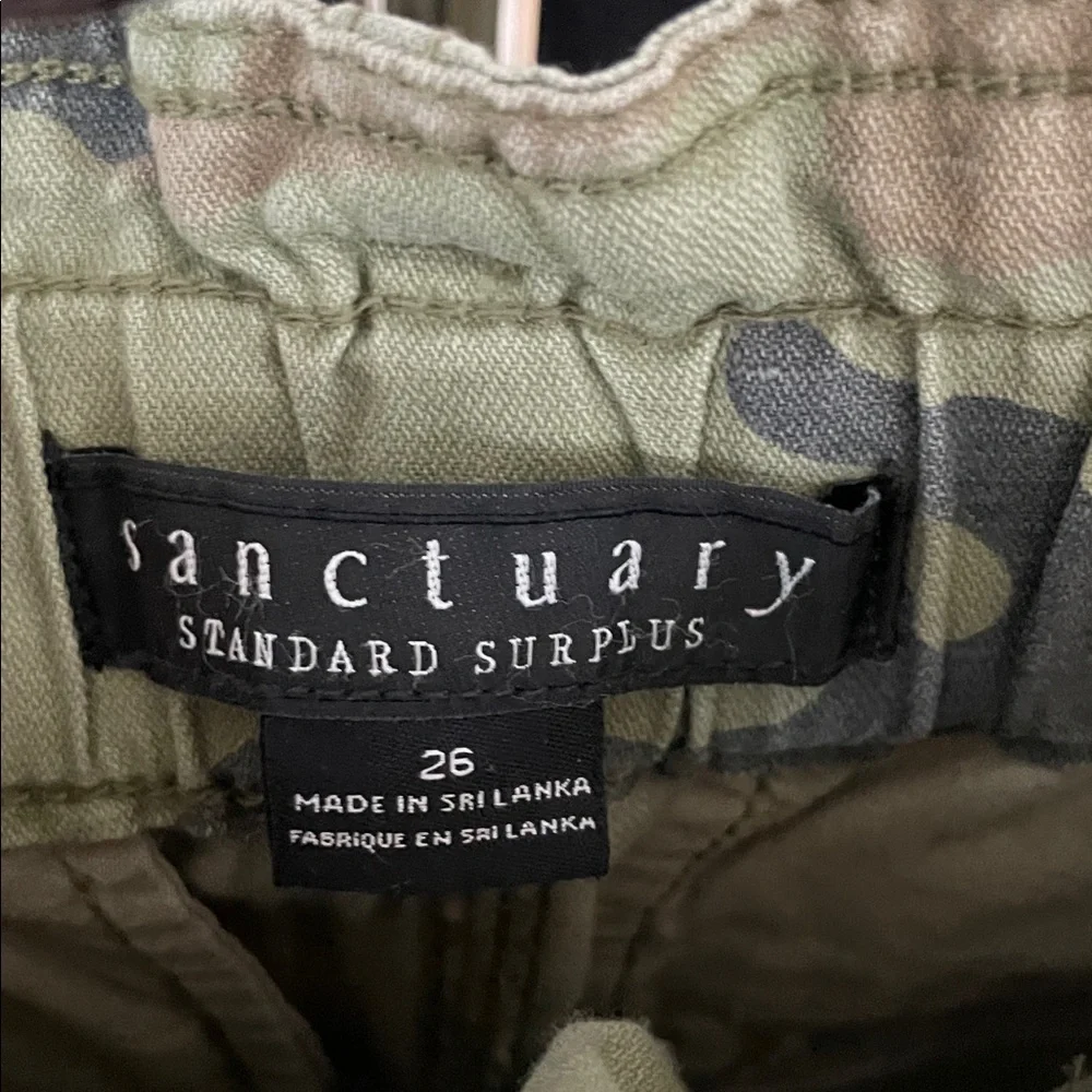 Sanctuary Green Camouflage Women's Cargo Shorts NwOT - Picture 3 of 6